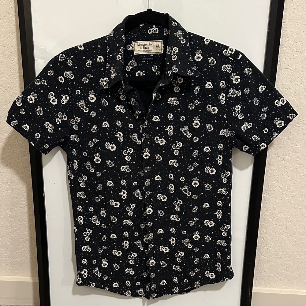Abercrombie & Fitch Men's Black Floral Button Down Shirt